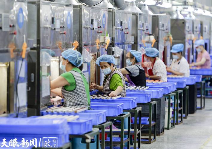 铜仁松桃:东西部协作日产10万只"潮玩"
